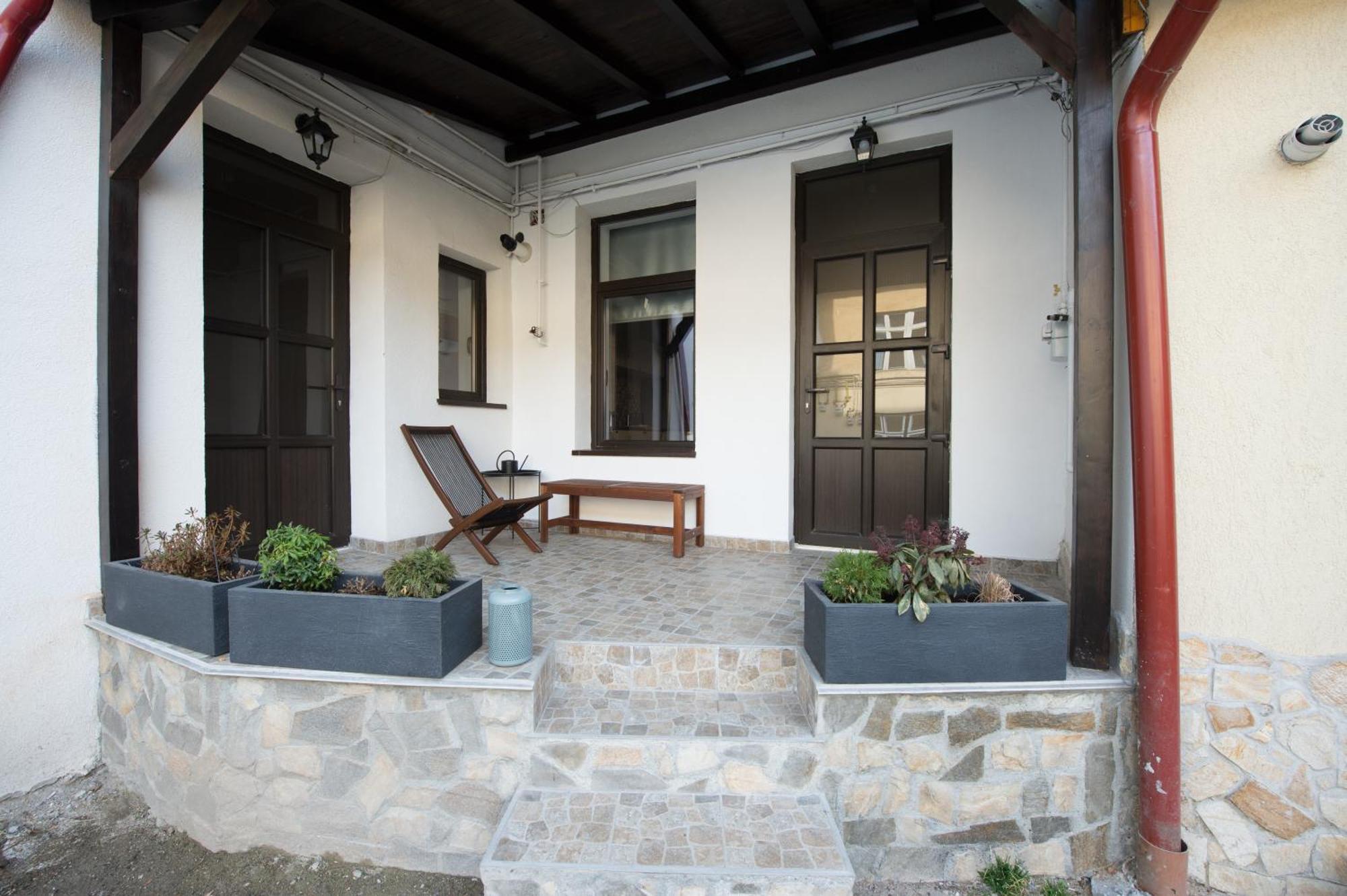 Апартаменты Gorgeous Brasov Flat With Patio And Mountain Views Экстерьер фото